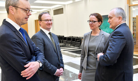 Das Sprachrohr der Kanzlerin: Die Sachverständigen standen am Mo... Das Sprachrohr der Kanzlerin: Die Sachverständigen standen am Mo...
