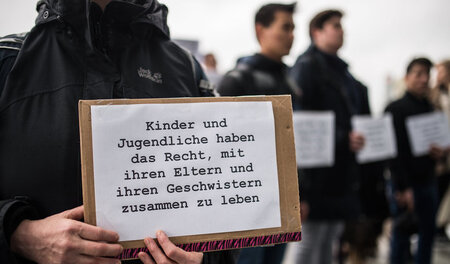 Aktivisten demonstrierten am Montag vor dem Berliner Parlamentsg... Aktivisten demonstrierten am Montag vor dem Berliner Parlamentsg...