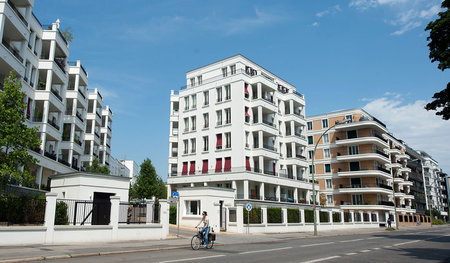 Berlin, Straße am Friedrichshain: Gated Communities für Reiche s... Berlin, Straße am Friedrichshain: Gated Communities für Reiche s...