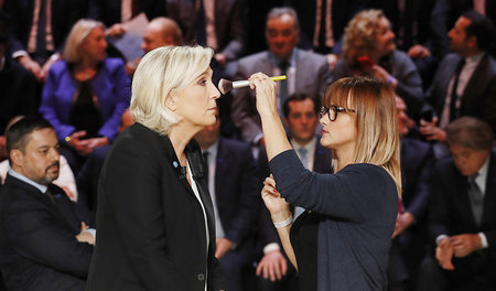 Marine Le Pen (links) kurz vor Beginn der TV-Debatte am Montag