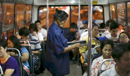 Viele müssen in Thailand im Alter hinzuverdienen. Eine 72jährige... Viele müssen in Thailand im Alter hinzuverdienen. Eine 72jährige...
