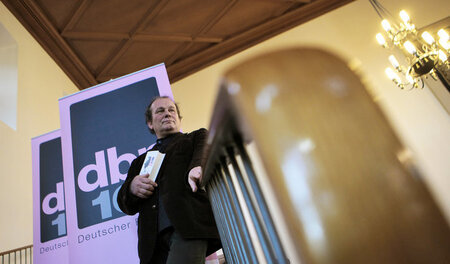 Ihm reichen Tisch, Lampe und Stuhl: Peter Wawerzinek 2010 im Fra...