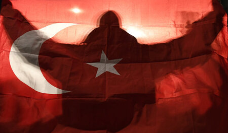 Analog wie digital extrem nationalistisch: Pro-Erdogan-Demonstra...