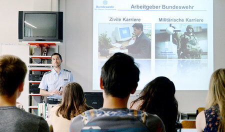 Offizier vor Gymnasiasten in Schwaben: Werbeverbot an Schulen so...