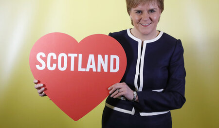 Ein Herz für Schottland: Nicola Sturgeon am Rande des SNP-Partei...