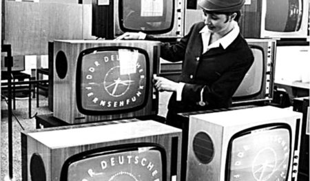 Fernseher werden auf der Leipziger Frühjahrsmesse 1968 ausgestel...