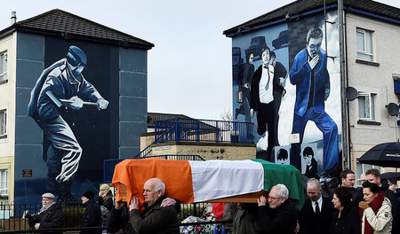 Der Sarg von Martin McGuinness wird am Dienstag durch die Straße...