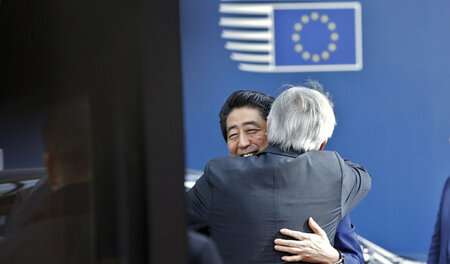 Wollen enge Handelspartner werden: Japans Premier Shinzo Abe und...