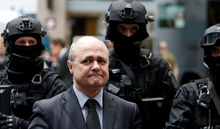 Frankreichs Innenminister Bruno Le Roux mit Spezialeinheiten der...