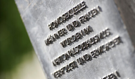 Eine Inschrift zum Gedenken an die Verfolgung von Homosexuellen ...