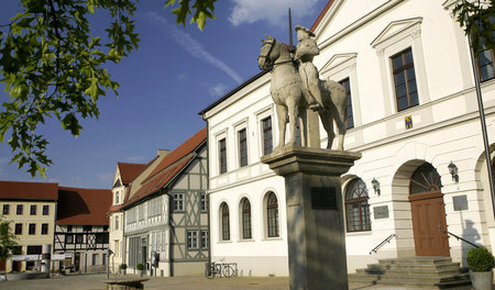 Die Idylle trügt: Blick auf das Rathaus (r.) am Marktplatz von H...