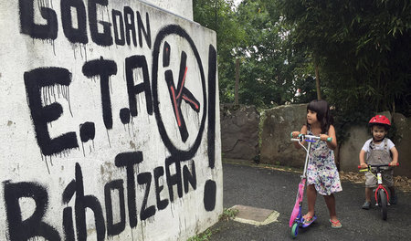 »ETA im Herzen und im Gedächtnis«: Wandparole in Sara im französ...