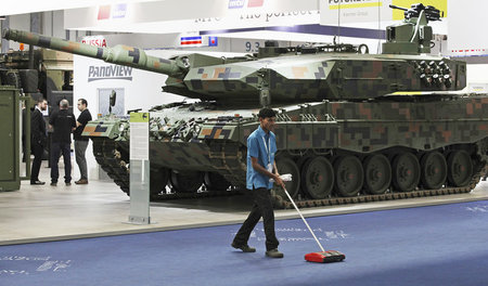 Kriegsgerät auf der Internationalen Ausstellung für Verteidigung...