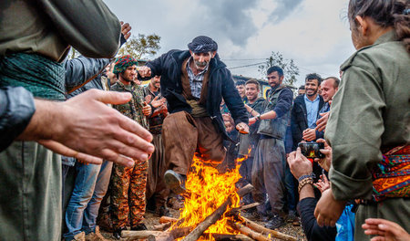 Über das Feuer zu springen hat Tradition