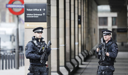 Bewaffnete Polizisten am Donnerstag vor der U-Bahn-Station Westm...