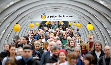 Die ersten Besucher strömen am 23.03.2017 nach der Eröffnung in 