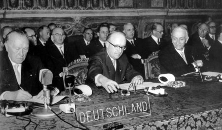 Bundeskanzler Konrad Adenauer, Staatssekretär Walter Hallstein u...