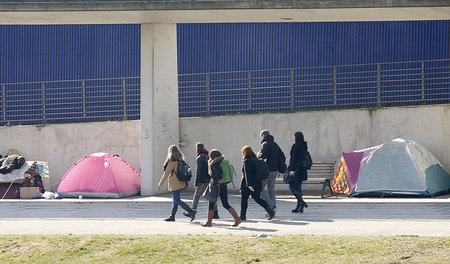 Unter einer Fußgängerbrücke mitten im Berliner Regierungsviertel...