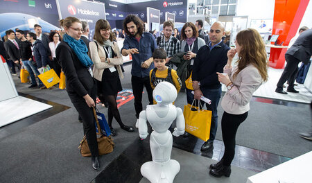 Cebit-Attraktionen: Präsentation eines Roboters am Messestand vo...