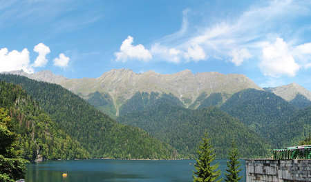 Das Panorama des Kaukasus, im Vordergrund der Riza-See (Abchasie...