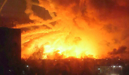 In Flammen: In Balaklija brannte am Donnerstag ein ukrainisches ...
