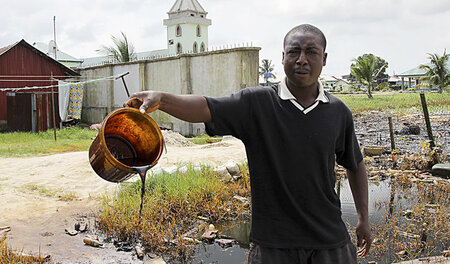 Shell hat das Dorf Oloma in Nigeria mit Öl verseucht (27. Novemb...