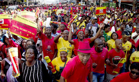 Gemeinsame Front: Kundgebung des Gewerkschaftsbunds COSATU und d...