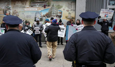 Protest gegen die Finanzierung der Pipeline in Manhattan (New Yo...