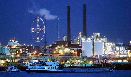 Das Bayer-Werk in Leverkusen hat in der Nacht sowohl etwas Idyll...
