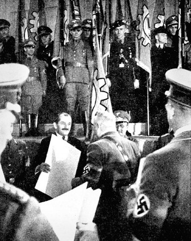 Ausgezeichnet: VW-Geschäftsführer Ferdinand Porsche erhält 1939 ...