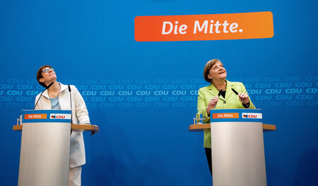 Kanzlerin und Ministerpräsidentin im Glück: Angela Merkel und di...
