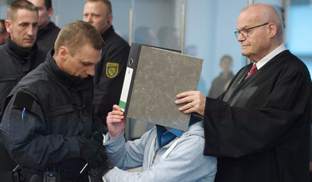 Scham, Angst oder beides: Der Angeklagte Justin S. am 7. März, e... Scham, Angst oder beides: Der Angeklagte Justin S. am 7. März, e...