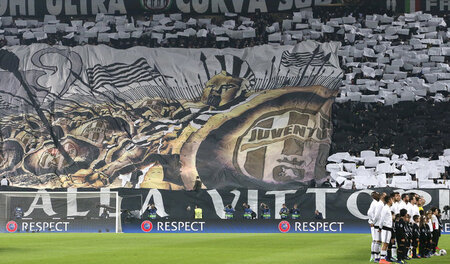 Geld her oder es gibt Randale: Choreo der Juve-Ultras vor dem He... Geld her oder es gibt Randale: Choreo der Juve-Ultras vor dem He...