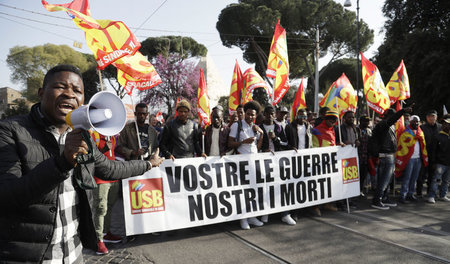 Proteste auf der Straße statt Jubelfeier im Palast: Demonstratio... Proteste auf der Straße statt Jubelfeier im Palast: Demonstratio...