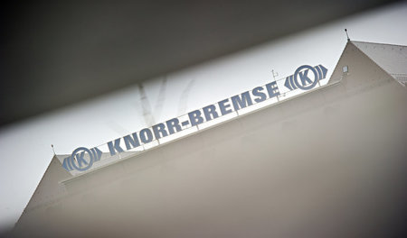 Der Schriftzug »Knorr-Bremse« auf dem Dach der Konzernzentrale i... Der Schriftzug »Knorr-Bremse« auf dem Dach der Konzernzentrale i...