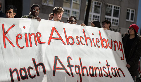 Demonstration gegen die Sammelabschiebungen am Montag in Berlin ... Demonstration gegen die Sammelabschiebungen am Montag in Berlin ...