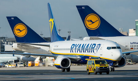 Ein Flugzeug der Linie Ryanair rollt auf dem Flughafen in Frankf... Ein Flugzeug der Linie Ryanair rollt auf dem Flughafen in Frankf...