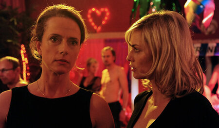 Einsame Frauen: Kerstin und ihre Freundin Angela begeben sich in...