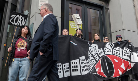 Wer rein wollte, wurde ausgebuht. Ein Investor schiebt sich an d...