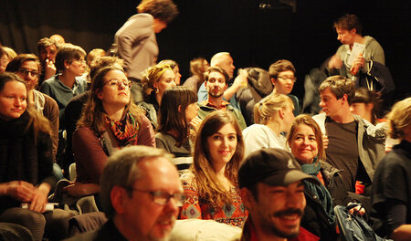 Auf zum Audiowalk im Sitzen: Das Publikum im Theaterdiscounter