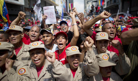 Milizionäre und Regierungsanhänger demonstrieren am Dienstag in ...