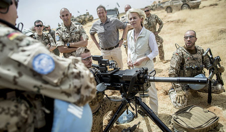 Wehrministerin Ursula von der Leyen am 5. April 2016 mit Bundesw... Wehrministerin Ursula von der Leyen am 5. April 2016 mit Bundesw...
