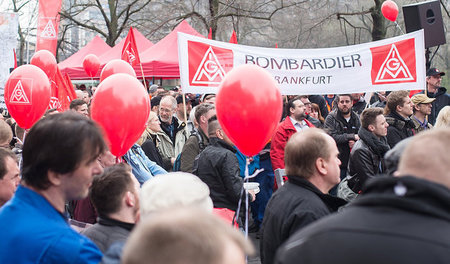 Bombardier-Beschäftigte protestieren in Berlin gegen den drohend... Bombardier-Beschäftigte protestieren in Berlin gegen den drohend...
