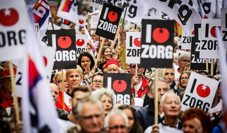 Auf den Schildern das Logo der Sozialistischen Partei, die Tomat... Auf den Schildern das Logo der Sozialistischen Partei, die Tomat...