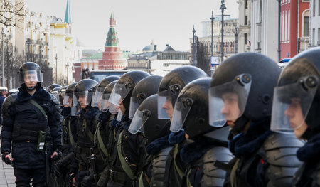 Kaum gibt es in Moskau einen Polizeieinsatz gegen Demonstranten,...