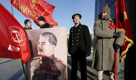 Russische Kommunisten feiern am 7. November 2015 in Krasnojarsk ... Russische Kommunisten feiern am 7. November 2015 in Krasnojarsk ...