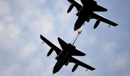 Ein »Tornado«-Jet wird in der Luft betankt
