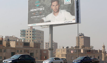 Mit Lionel Messi gegen Hepatitis C: Werbetafel in Kairo Mit Lionel Messi gegen Hepatitis C: Werbetafel in Kairo