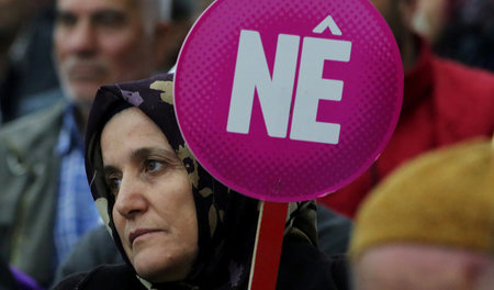 »Nein«: Eine Anhängerin der HDP auf einer Versammlung gegen das ...