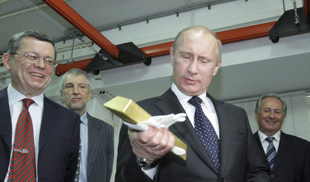Kräftig zugefasst: Staatspräsident Wladimir Putin balanciert sch...